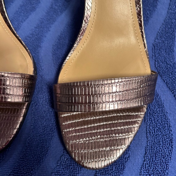 Nine West ,NWOT,sandals,9 1/2,,Pewter textured upper,2 1/2 “  heel,ankle strap - Picture 2 of 7